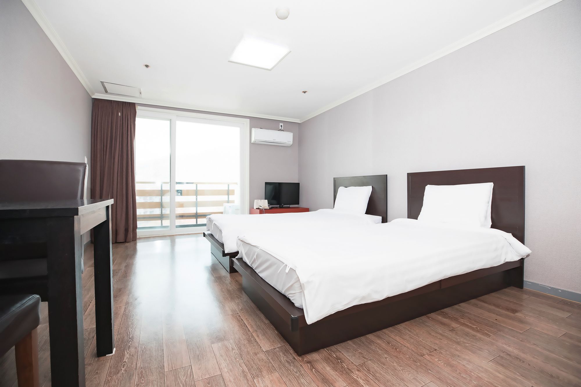 แบร์ ทาวน์ Hotel โพชอน ภายนอก รูปภาพ